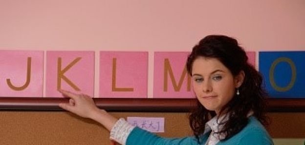 Hazlo repetir el alfabeto