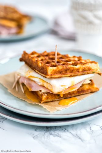 Sándwich de gofres con jamón, queso y huevo