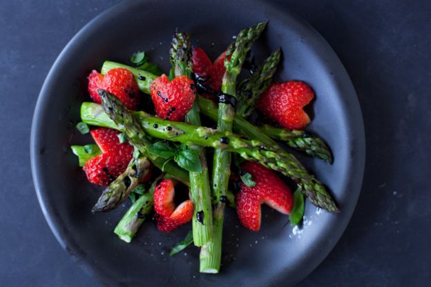 Espárragos con fresas y vinagre balsámico