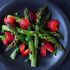 Espárragos con fresas y vinagre balsámico
