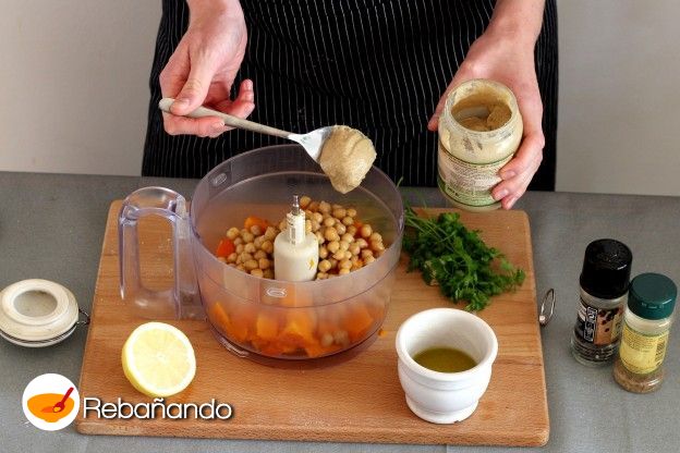 Añadimos los garbanzos y el tahine