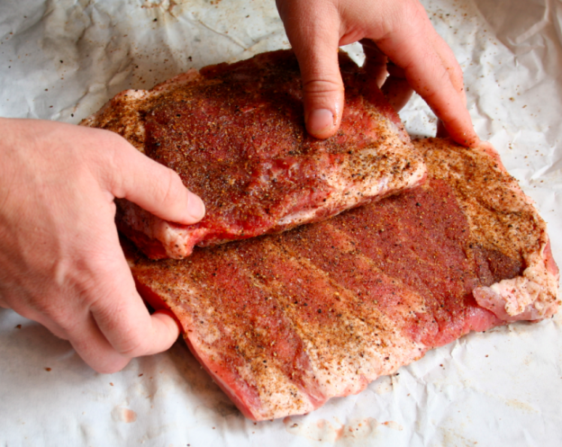 2.- salar y pimentar la carne