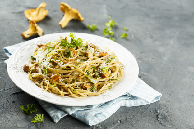 Un saludo del bosque: espaguetis con rebozuelos y perejil
