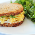 Sándwich de huevos revueltos y aguacate