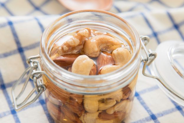 Remedio de nueces y miel para regular la tiroides