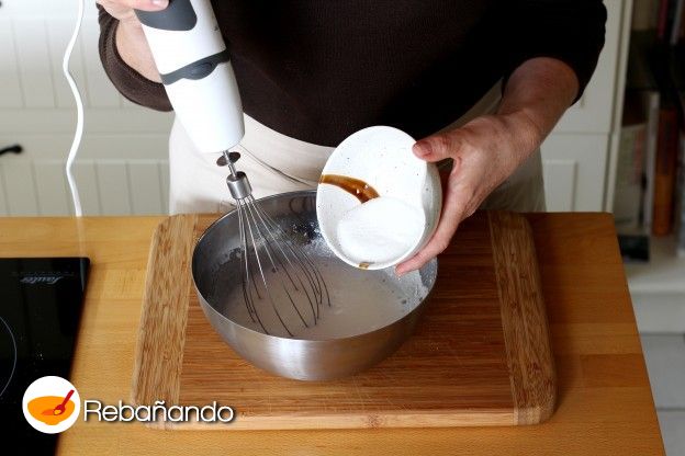 2. Separamos las claras de las yemas