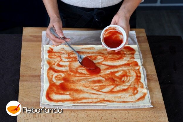 Extiende la salsa de tomate