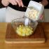 Dejar entibiar las papas sin sazonarlas al hacer ensalada
