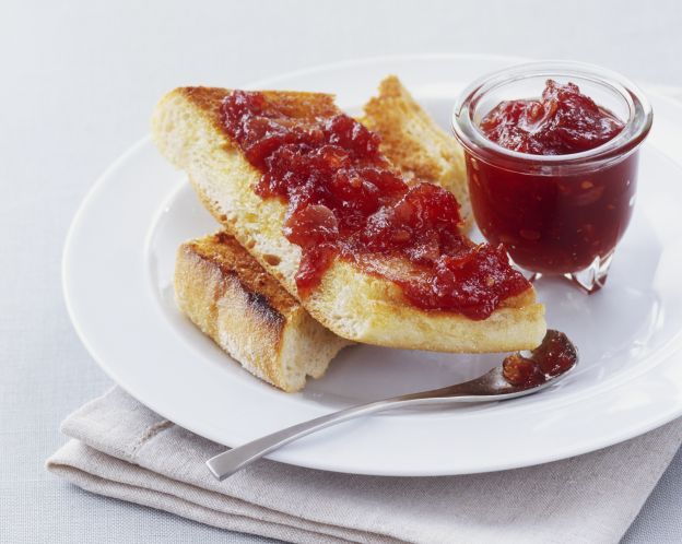 Tostadas: pan con mantequilla y mermelada