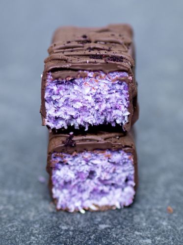 Barritas de mora y coco cubiertas de chocolate