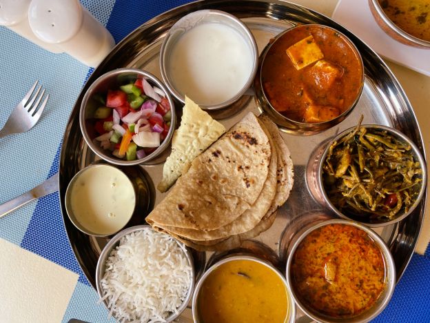 Probar comida india en un palacio