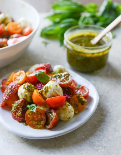 Ensalada Caprese de fresa con pesto de pistacho