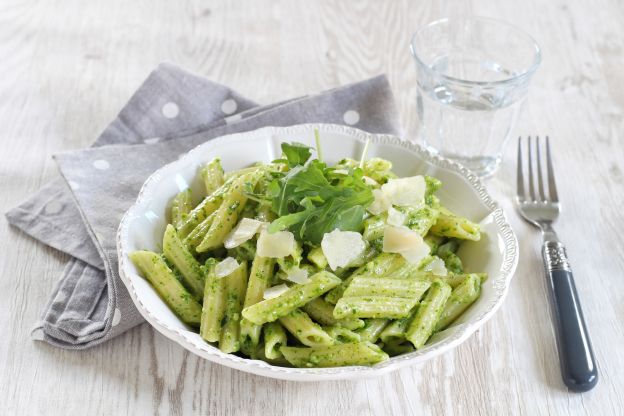 Pasta con pesto de rúcula y almendras