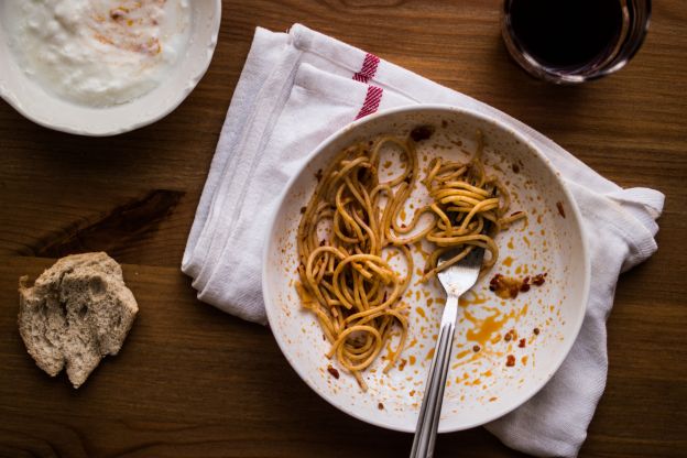 No dejar que el mesero limpie la mesa al terminar de comer