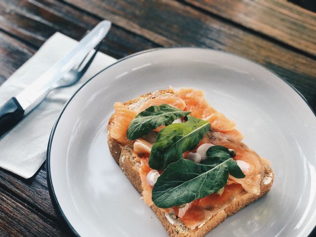 Tosta de salmón con alcaparra