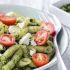 Macarrones con pesto, feta y tomates cherry