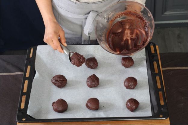 No amontones las galletas en la bandeja