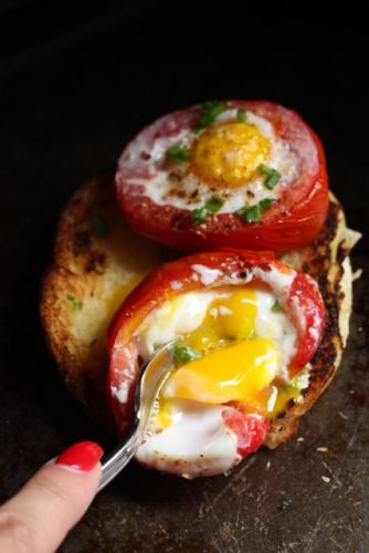 Tomates horneados rellenos de huevo
