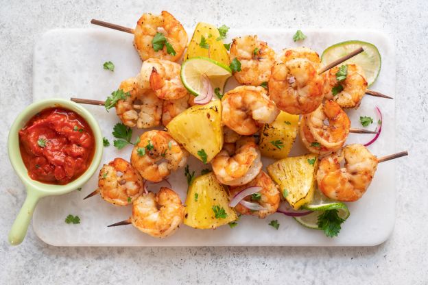 Brochetas de gambas y piña
