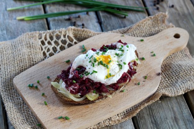 Bruschetta con huevo escalfado