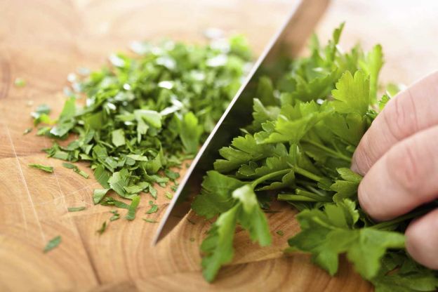 4. Agrégale hierbas al agua