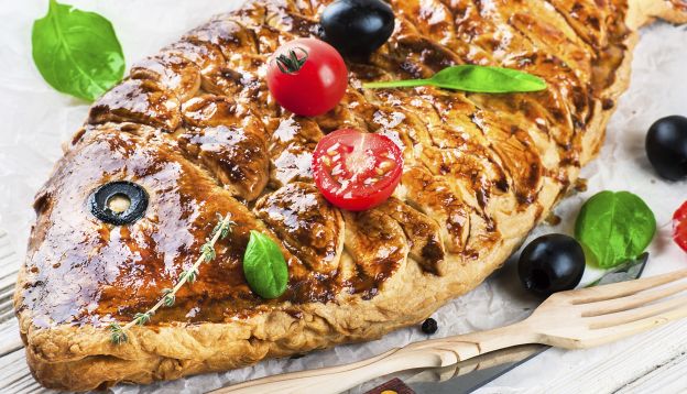 Atún a la plancha con sofrito de aceitunas negras