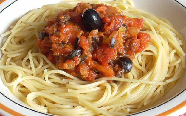 Tallarines a la puttanesca
