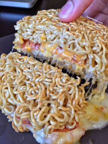 sándwich de Ramen y queso fundido