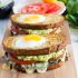 Sándwich con aguacate, queso, tomate y un huevo
