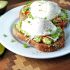 Tostada de guacamole y huevo poché