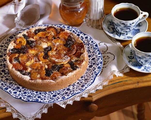 Tarta de frutos secos, melocotón y dátiles