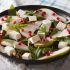Ensalada de rúcola, pera y queso de cabra