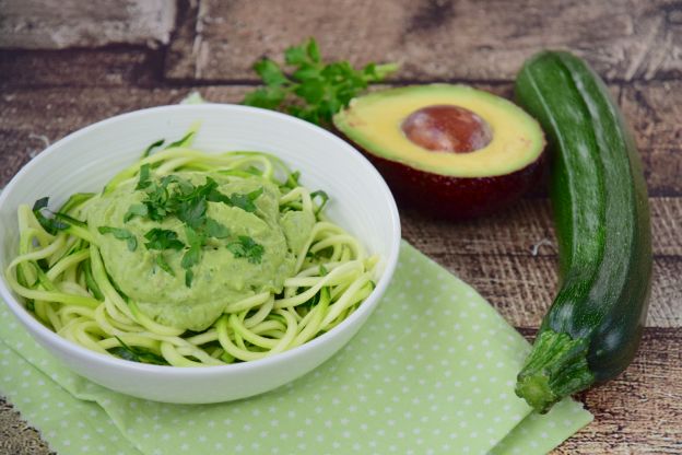 Espaguetis de calabacín con pesto de aguacate