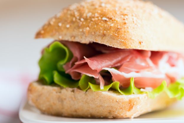 Sándwich de jamón y verduras