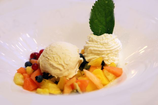 Helado de vainilla / macedonia de frutas