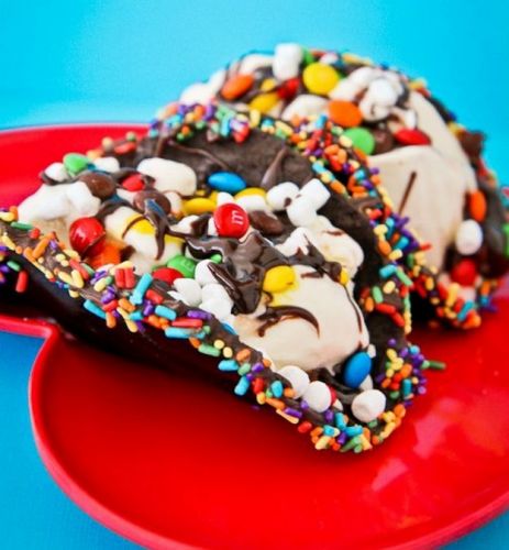 Helado de vainilla, chocolate y M&M