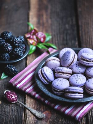 Macarons de zarzamora, crujientes por fuera y cremosos por dentro