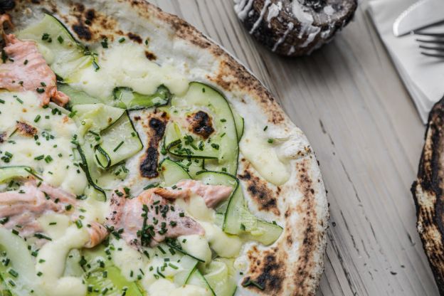 Pizza de salmón y pepino