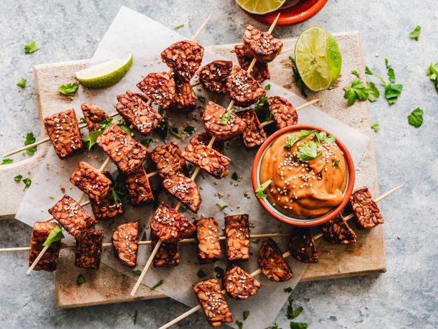Tempeh asado con salsa de cacahuete