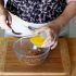 Verter las galletas molidas en un bowl y agregar la manteca derretida