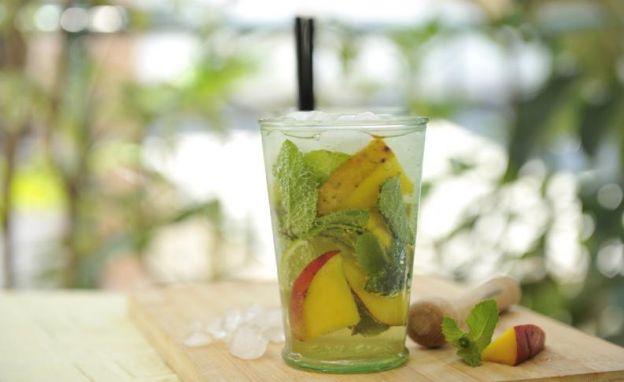 DE MELOCOTÓN, MORAS Y ALBAHACA