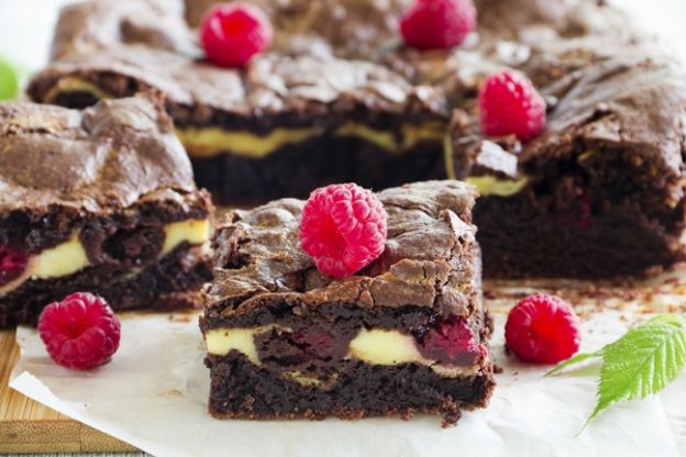 Brownie con chocolate y frambuesas