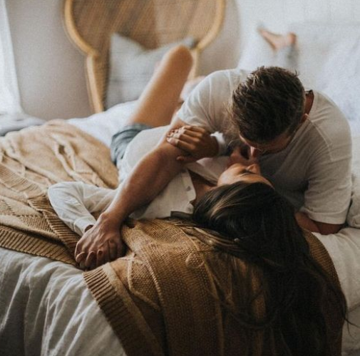 3.- SUS BESOS SON PROFUNDOS Y DELICADOS