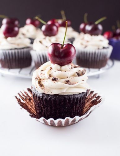 Cupcakes de chocolate y cerezas