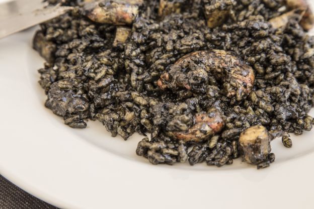 Arroz negro con alioli