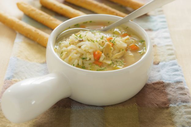 Sopa de arroz y pollo