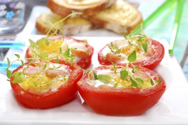 Tomates rellenos de huevos al horno