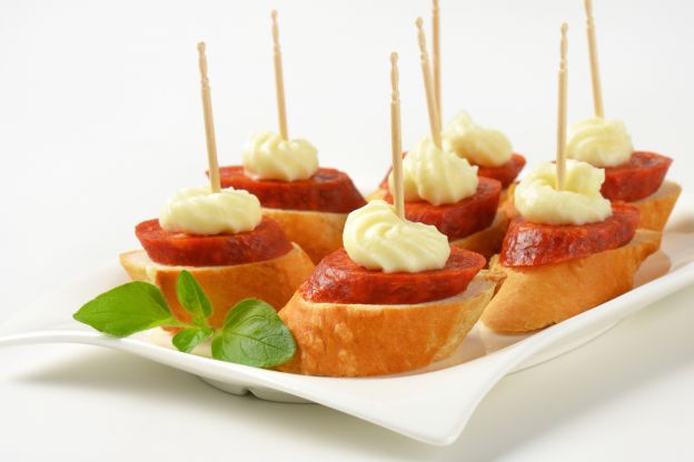 Tapas de chorizo con alioli