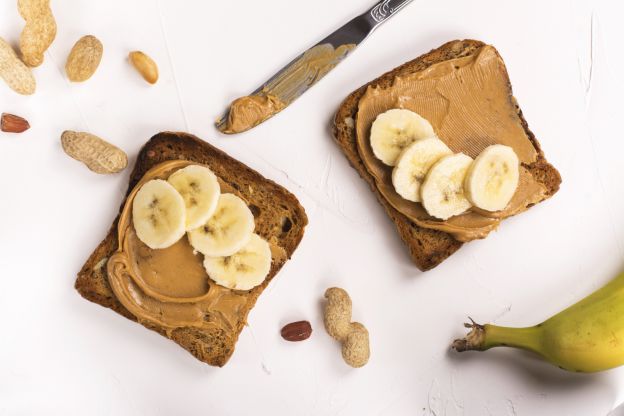 Sándwiches de mantequilla de maní con plátano
