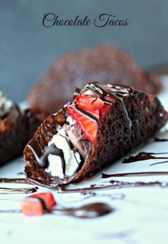 Chocolate, fresas, nata y sirope de chocolate